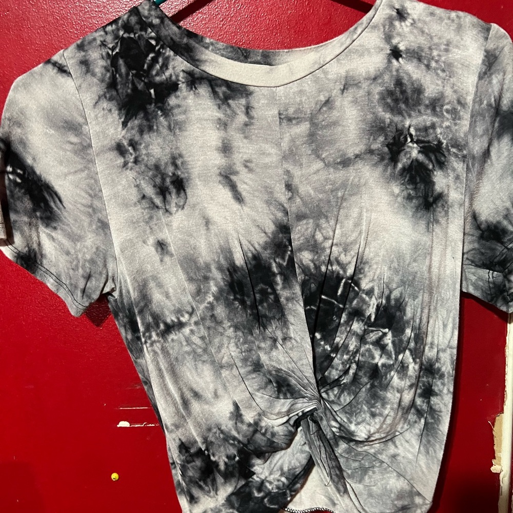 Tie-dyed Cropped shirt W/ twist front